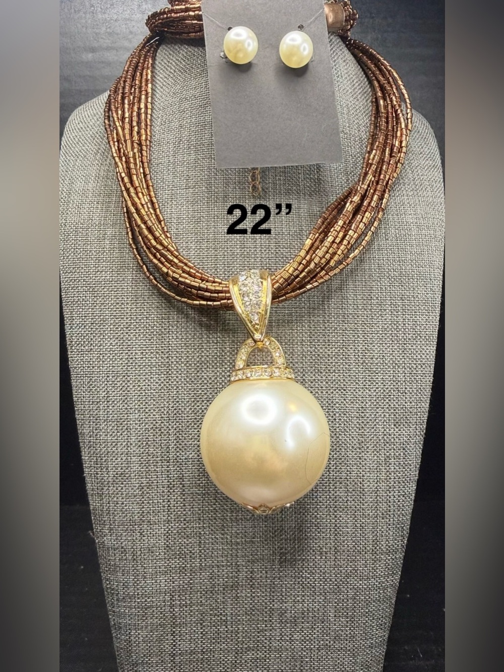 193. Elegant Gold Pearl Pendant Necklace